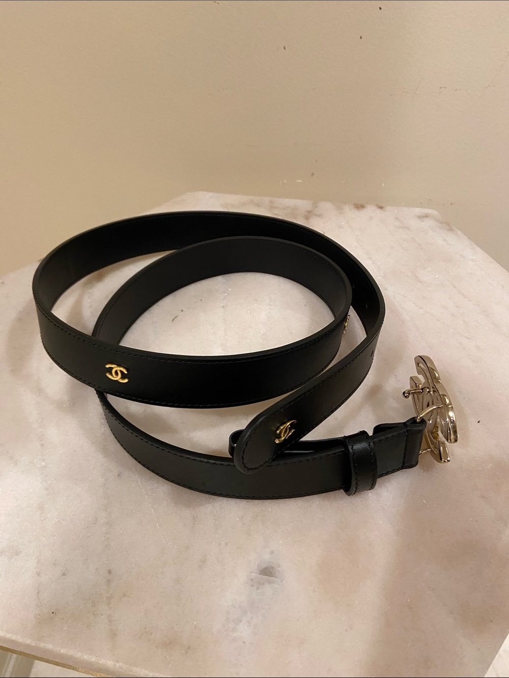 CHANEL Black Leather Belt with Gold Interlocking CC Buckle Size 105 - Picture 4 of 13